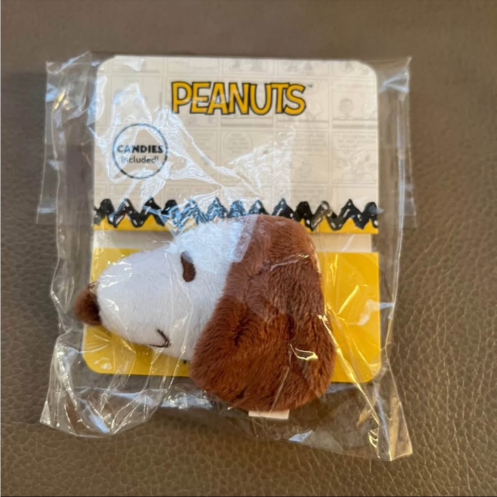 BNIB Peanuts Snoopy Plush Hair Tie